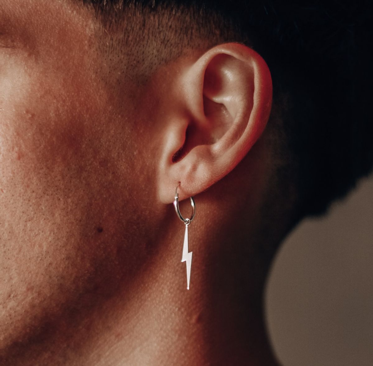 Aretes colgantes para hombre