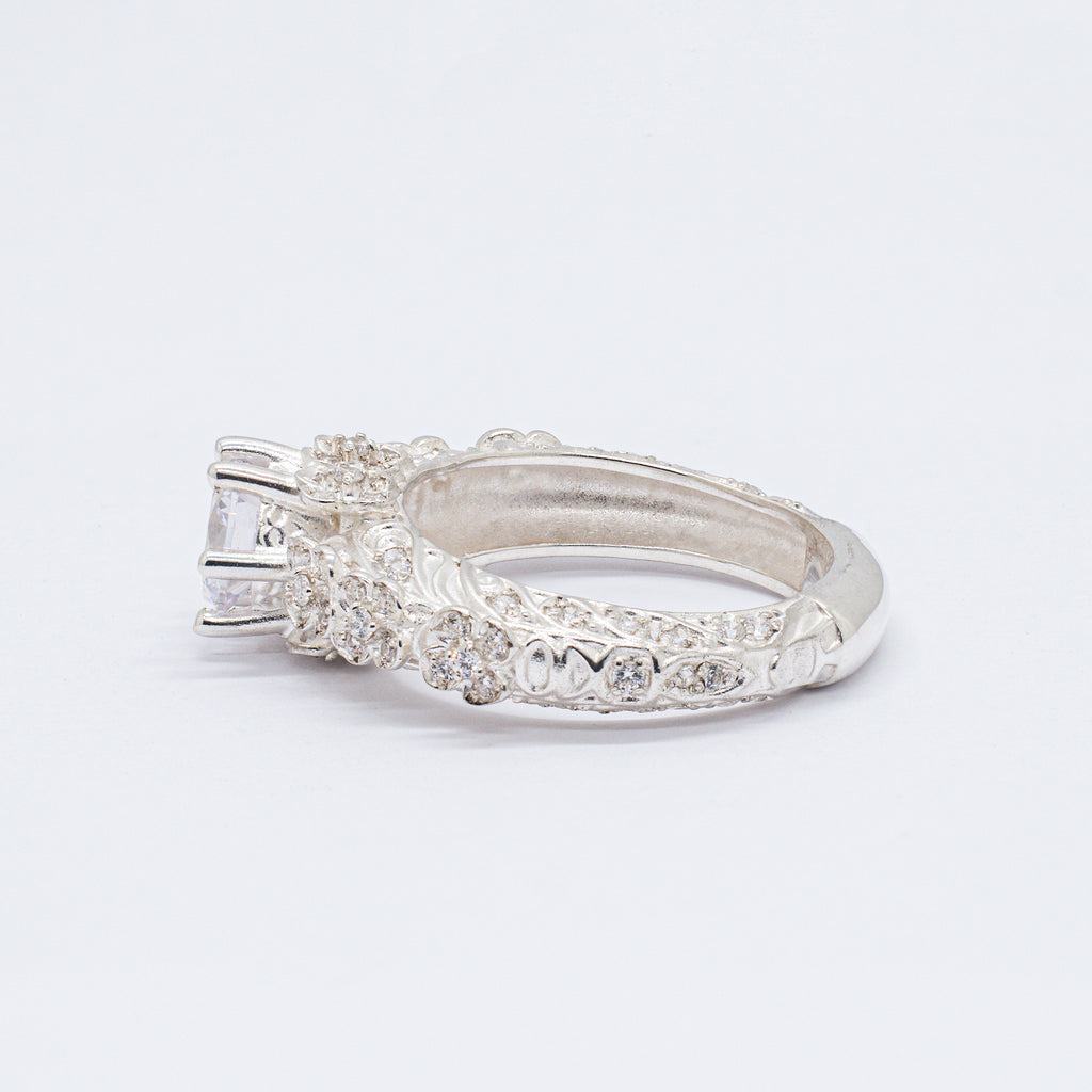 Anillo Florentine en Oro 18K con Piedra Central
