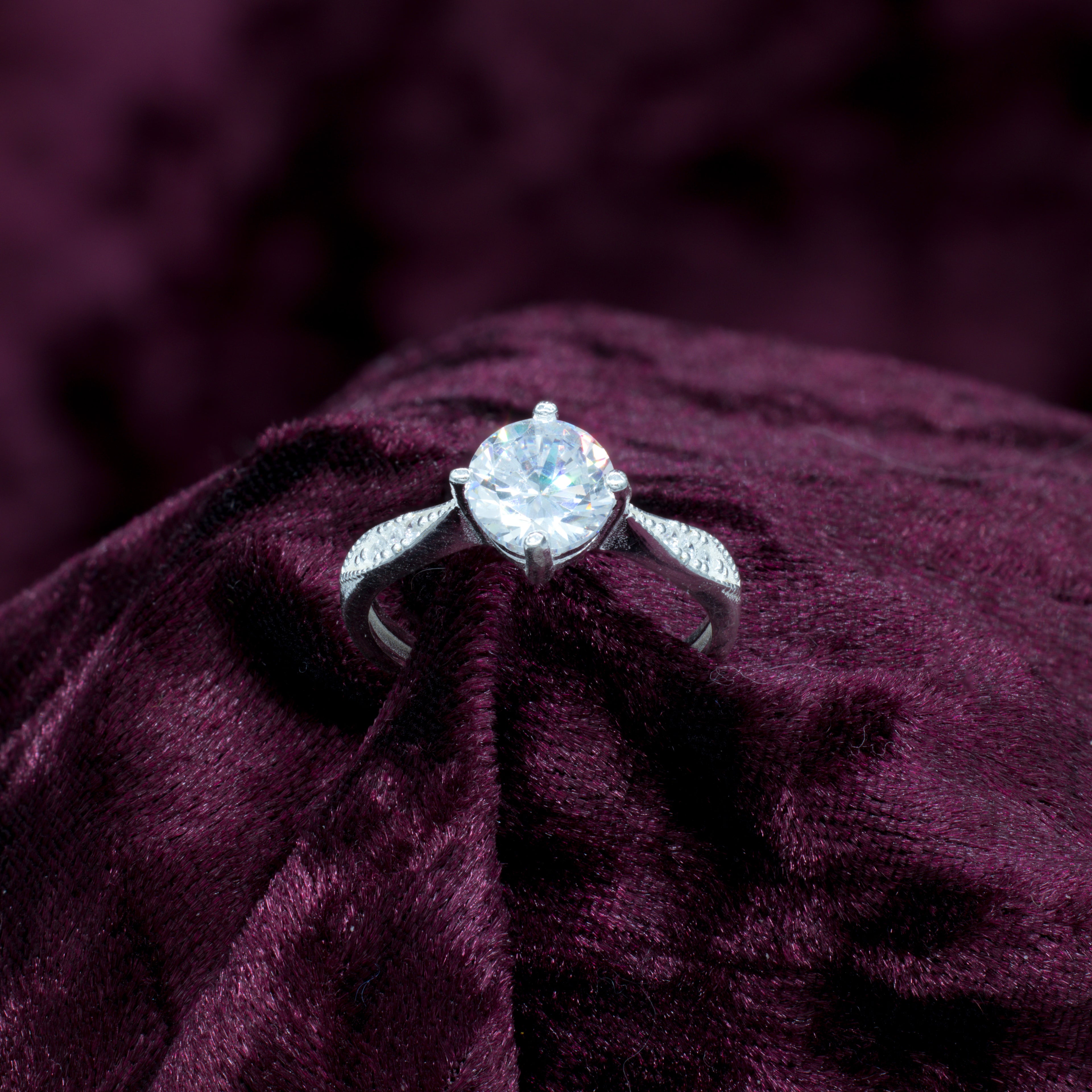 Anillo de compromiso de plata Isabella