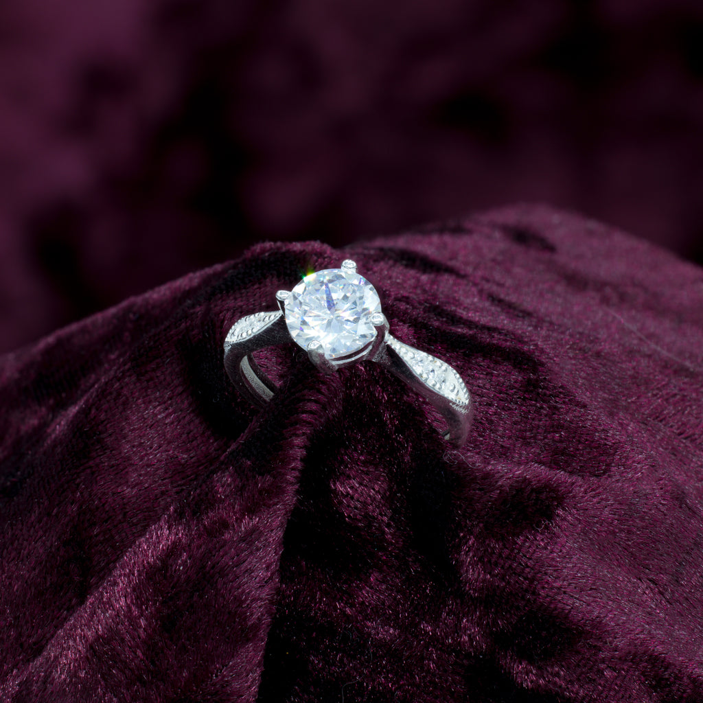 Anillo de compromiso de plata Isabella