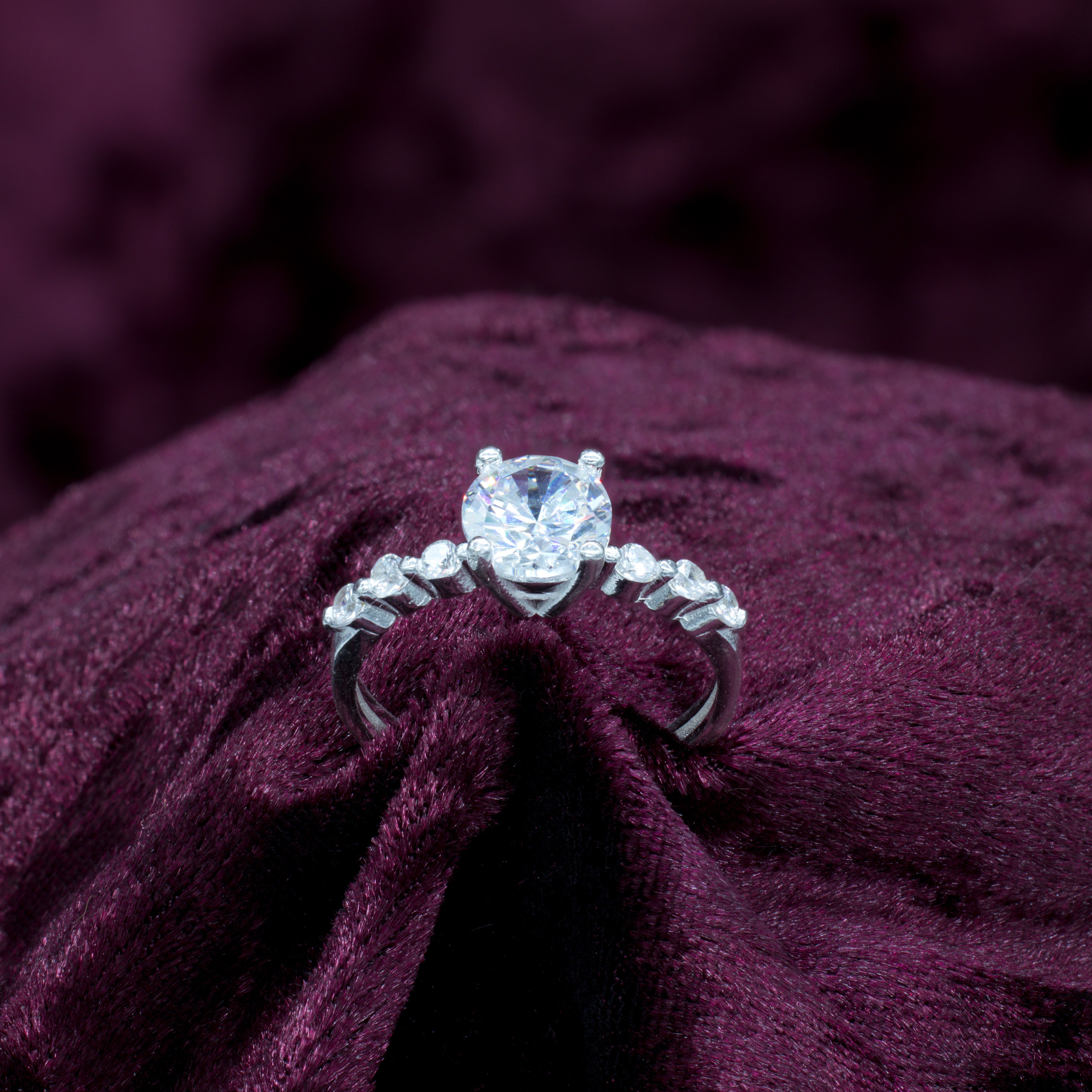 Anillo de compromiso de plata Merlina