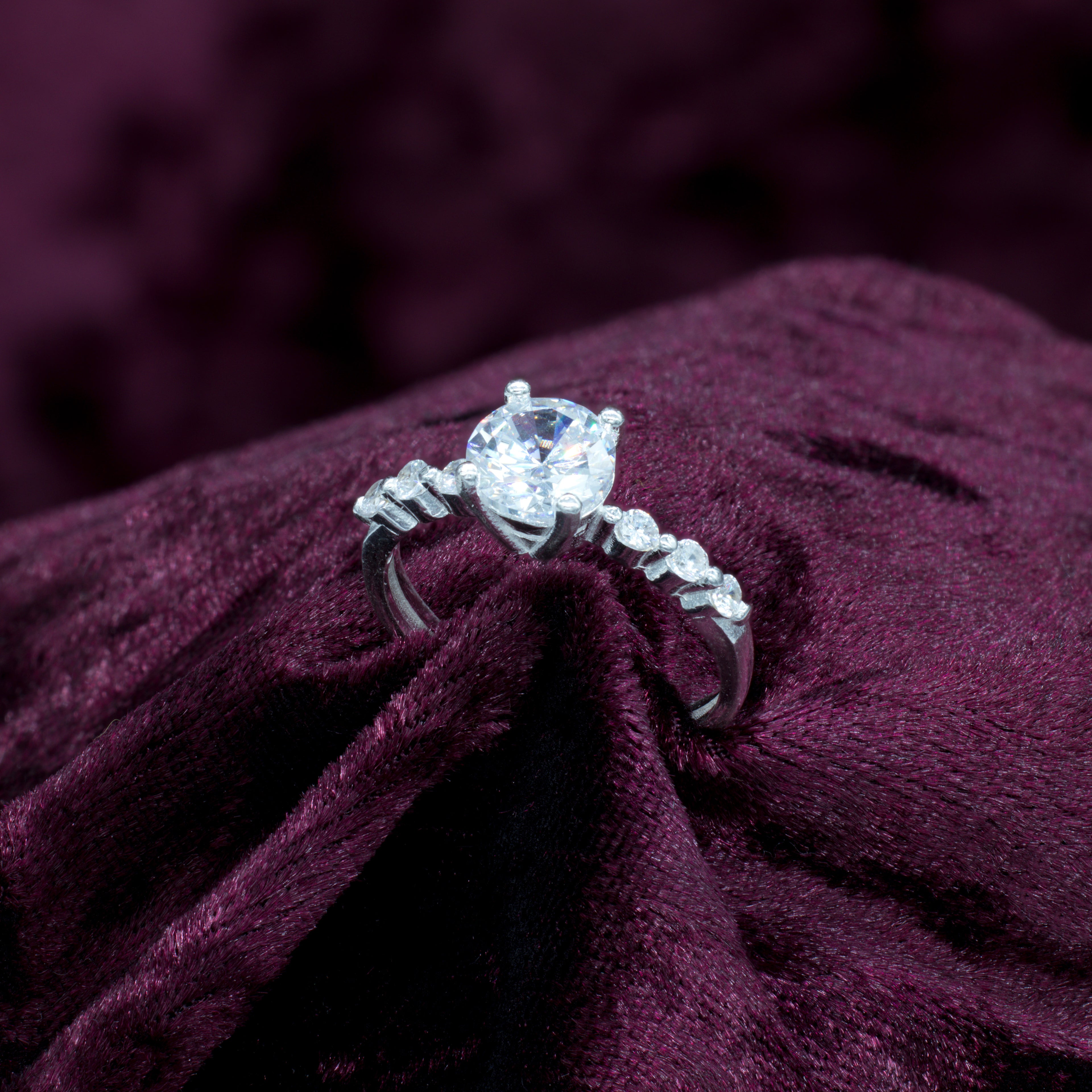 Anillo de compromiso de plata Merlina