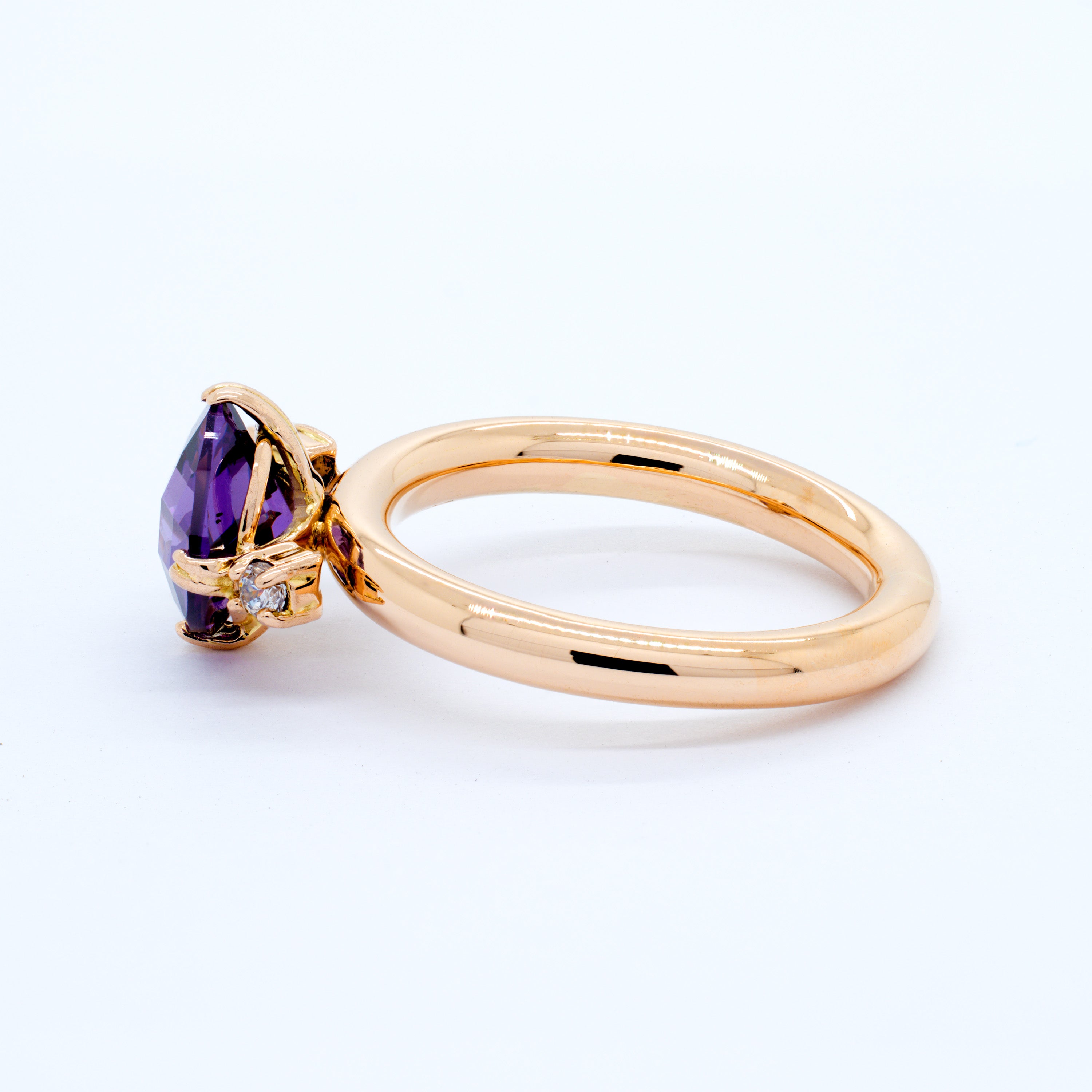 Anillo Violette en Oro 18K con Piedra Violeta