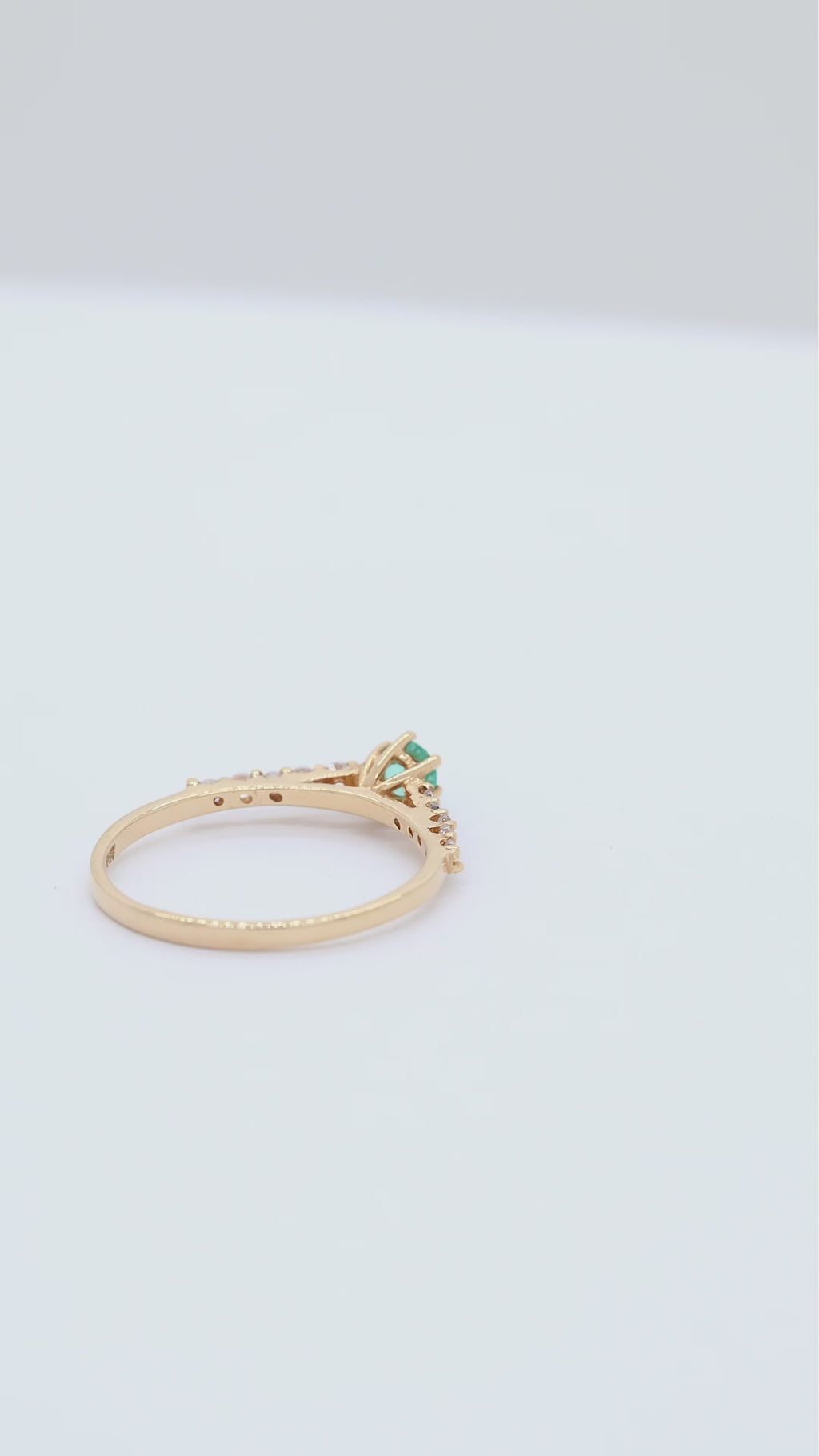 Anillo Aurelia con Esmeralda Natural en Oro 18K