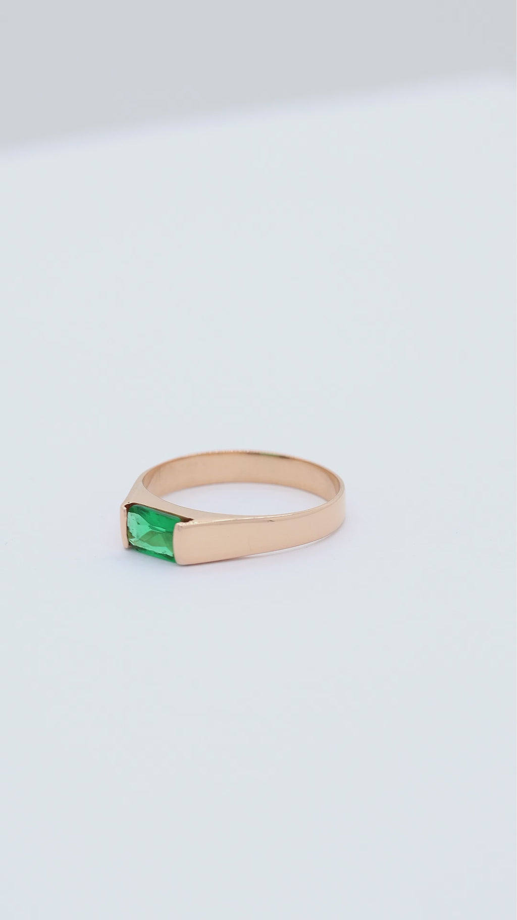 Anillo Verona con Esmeralda Natural en Oro 18K
