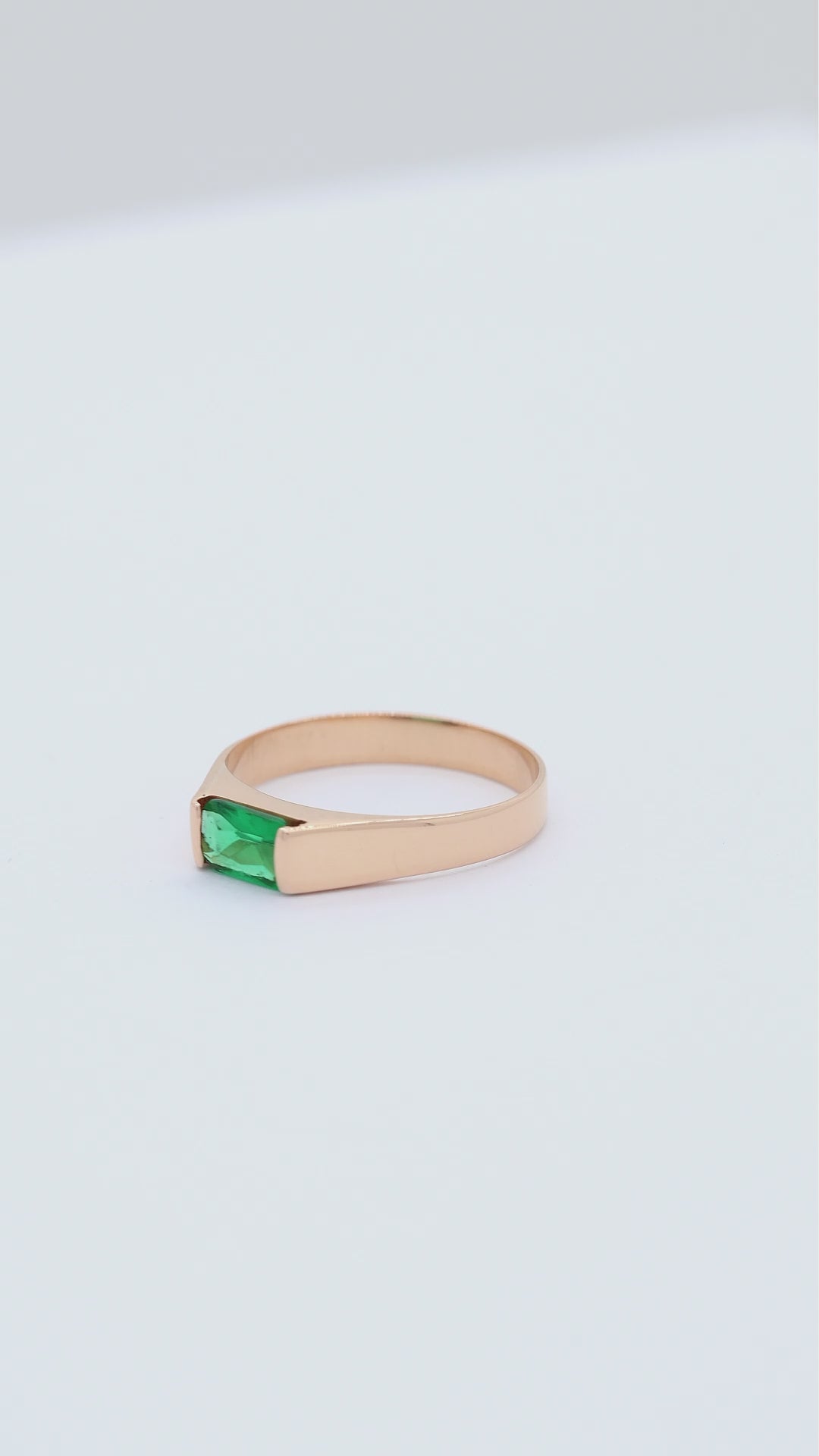 Anillo Verona con Esmeralda Natural en Oro 18K